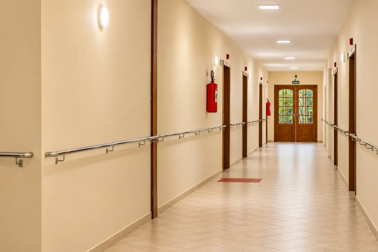 Corredor com corrimãos e acessibilidade - casa de repouso Curitiba