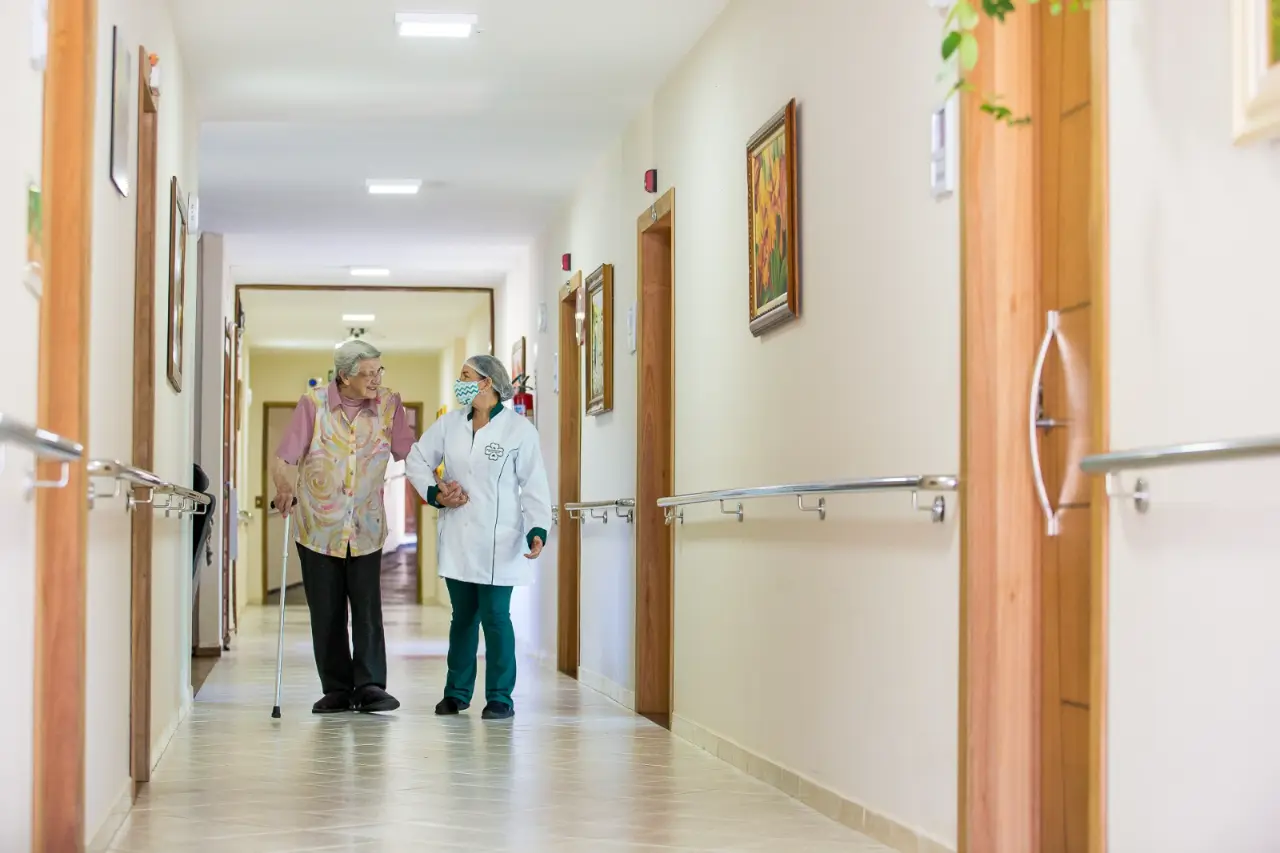 Casa de repouso Curitiba - corredor com acompanhamento da equipe