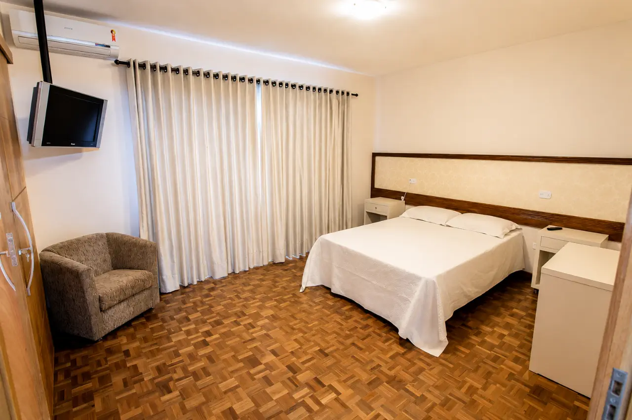 Quarto amplo mobiliado no lar para idosos
