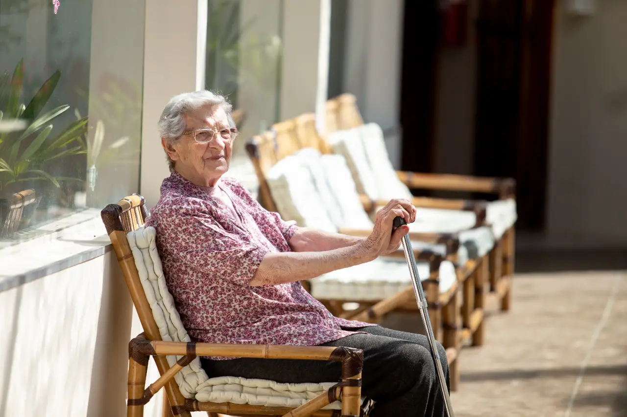Espaço de descanso ao sol na moradia para idosos